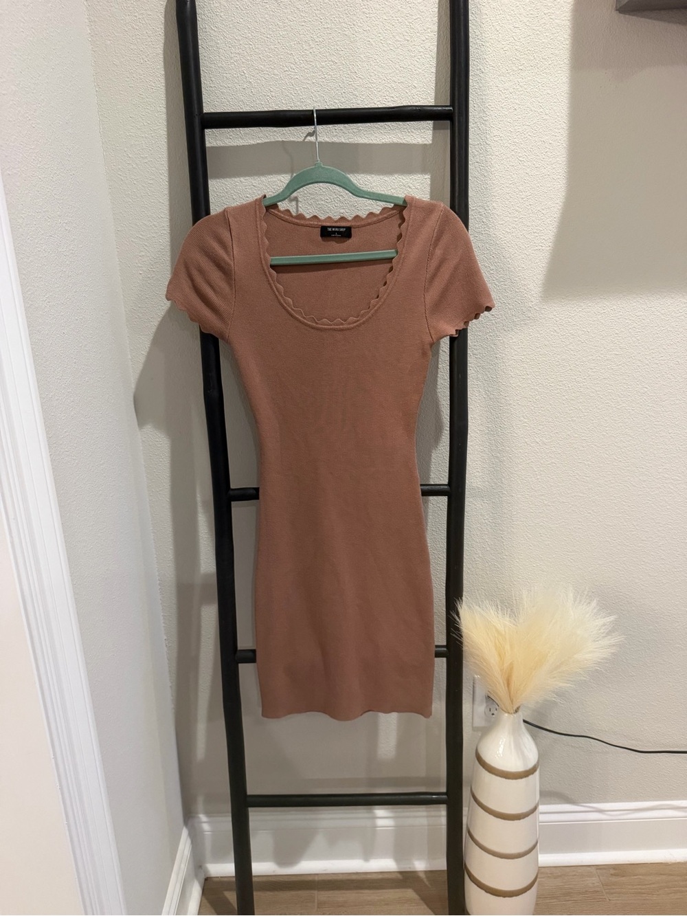 Scalloped Scoop Neck Crop Top in Mauve Brown